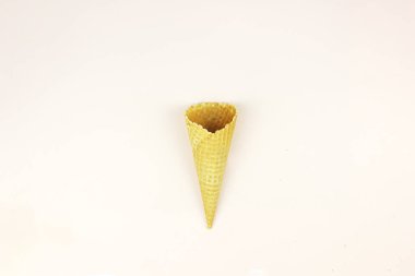 Pastel arka planda sarı waffle külahı