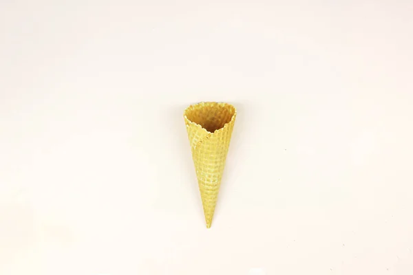 面糊背景上的黄色华夫饼锥 — 图库照片