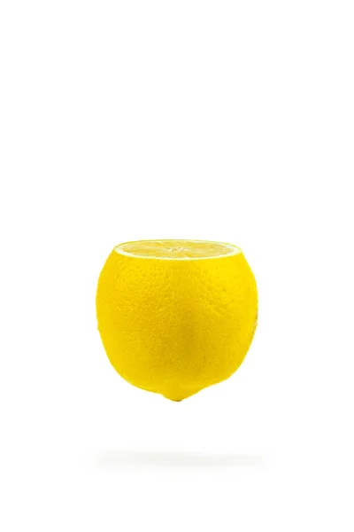 Dojrzała Soczysta Latająca Żółta Cytryna Białym Tle Kreatywne Lato Minimalistyczne — Zdjęcie stockowe