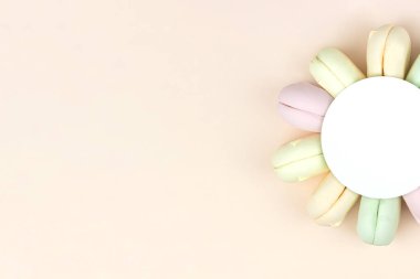 Yuvarlak fotokopi alanı ve fırın konsepti olan leziz bir kremalı makarna. Seçici odaklanma. Üst Manzara. Metin için boş alan