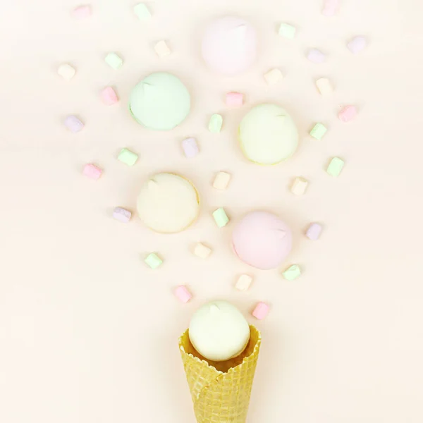 ピンクの背景にアイスクリームとしてホーンの中のマシュマロ — ストック写真