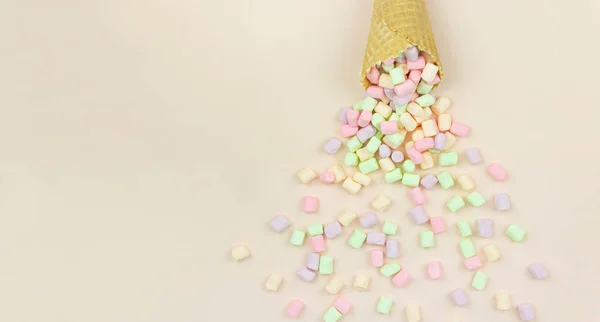 Delicioso Forma Cone Waffle Encheu Marshmallows Fundo Rosa — Fotografia de Stock