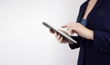 Bağlantı Dijital Teknoloji Konsepti. Beyaz tablet bilgisayarı tutan ve dokunan eller. Ticari yenilik teknolojisi kavramı.