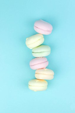 Çok Renkli Yığılmış Marshmallow, Mavi Makarna 'ya benziyor.