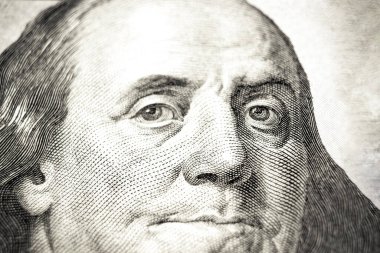 Benjamin Franklin 'in 100 banknotluk portresi. Amerikan Doları kapanıyor. Paraların bir kısmı yakın plan.