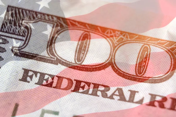 Фрагмент Обратной Стороны Банкноты 100 Долларов Фоне Американского Флага — стоковое фото