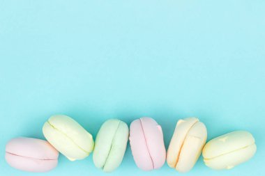 Tatlı ve renkli şekerlemeler Fransız kurabiyelerine benziyor.