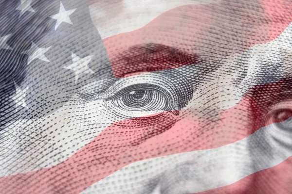 美国100美元的钞票 本杰明 富兰克林 美国国旗背景 一百美元钞票的特写镜头碎片 — 图库照片