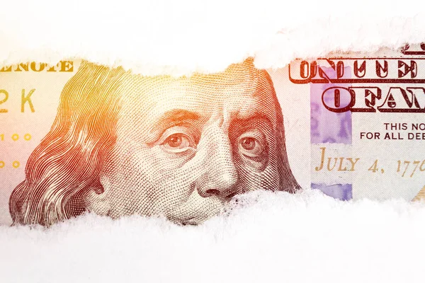 Benjamin Franklin 100 Banknot Üzerindeki Portresi Yırtık Kağıt Delikte Güneş — Stok fotoğraf