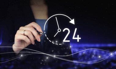 Bütün gece 24 saat. Dijital grafik kalemini tutarak ve bütün gün dijital hologram çizerek bütün gece şehir karanlığının bulanık arkaplanını işaretleyerek. Tam zamanlı servis kavramı