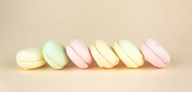 Lezzetli Tatlı Renkli Marşmelovlar Macaron 'a benziyor. Tatlı molada Brignt kurabiyeleri. Küçük Fransız kekleri.
