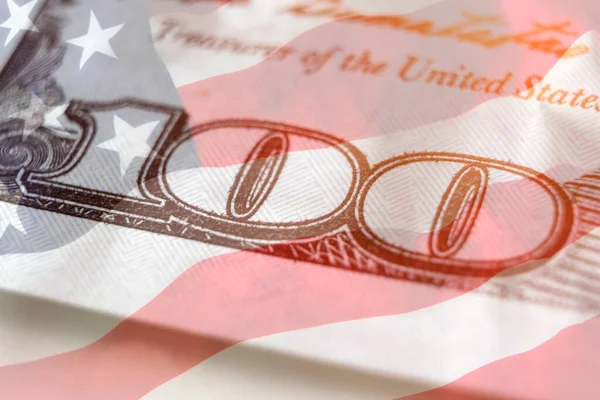アメリカの国旗を背景に100ドル紙幣を発行している ドルの背景 100ドル 米ドル — ストック写真