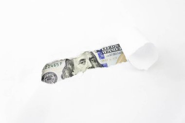 Benjamin Franklin yırtık kağıt deliğinde. Fotokopi alanı olan 100 dolarlık yakın çekim parçası.