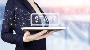 İş konseptini başlat ya da kapat. Gücü aç konsepti. Dijital hologram ile el ele tutuşan beyaz tablet Işık bulanık arkaplan üzerinde START düğmesi işareti