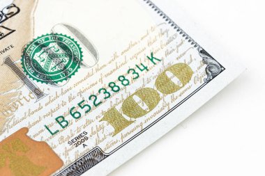 100 dolarlık banknotta 100 numara, yeni 100 doların bir parçası. Ekonomi, tasarruflar ve Amerikan doları