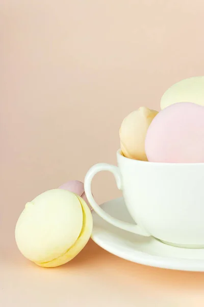 カラフルなマシュマロは マカロン 磁器の白いコーヒーカップマグカップの甘いデザートのように見えます — ストック写真