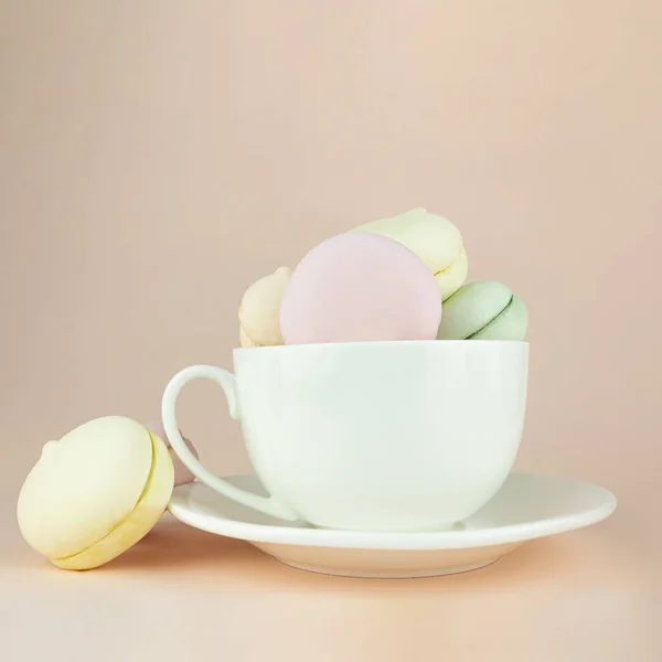 伝統的なおいしい甘いマシュマロは 磁器の白いコーヒーカップマグカップのマカロンのように見えます — ストック写真