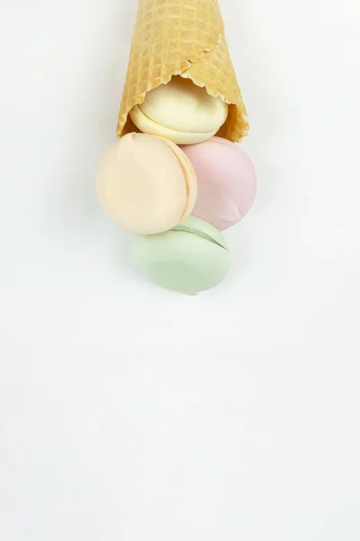 甜甜的 明亮的棉花糖看起来像在华夫饼杯中出现的冰激凌 甜甜的甜点的概念 — 图库照片