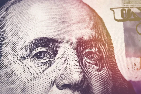 美国100美元钞票 本雅明富兰克林肖像画在100枚有阳光的钞票上 — 图库照片