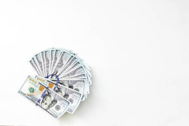 Dolarlar yığını kaymış. Amerikan doları, Amerika Birleşik Devletleri 'nin resmi para birimidir.