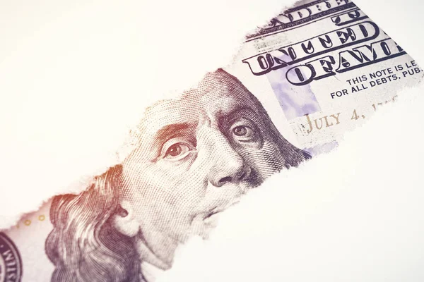 本杰明 富兰克林在撕破的纸孔 一百美元钞票的特写镜头碎片 宏上的百元钞票碎片 — 图库照片