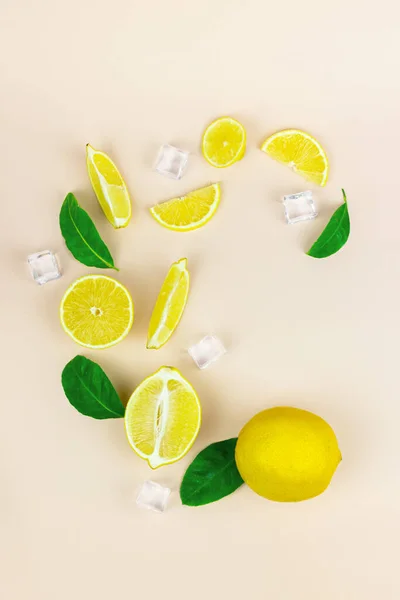 Ingredientes Para Refrescar Bebida Verano Rodajas Frescas Limón Amarillo Fruta — Foto de Stock