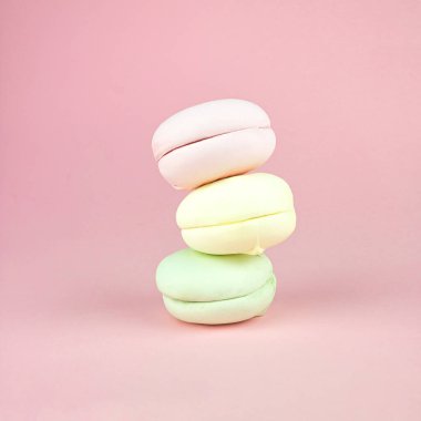 Renkli marşmelovlar badem kurabiyelerine, pastel renklere, gurme renginde kurabiyelere benziyor..