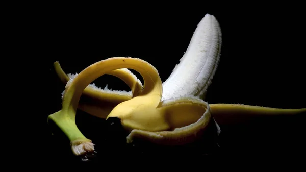 Geschilde Banaan Zwarte Achtergrond — Stockfoto