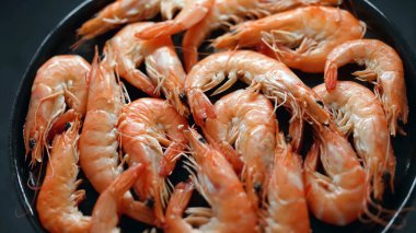 Tabakta karides. Üst görünüm