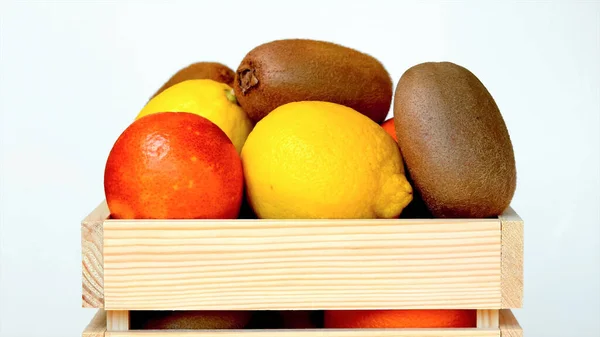 Een Volle Houten Doos Van Citrusvruchten Geïsoleerd Een Witte Achtergrond — Stockfoto