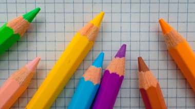 Renkli kalemler. Renkli kalemlerle çizim