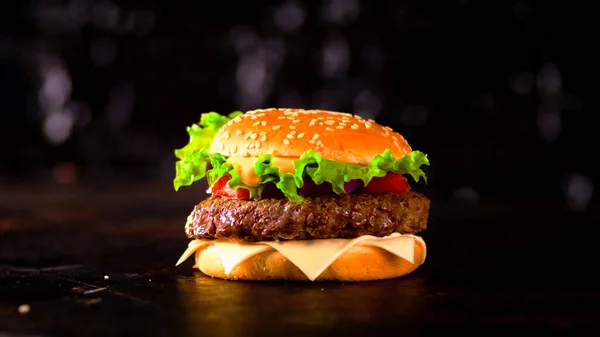 Siyah Arka Planda Taze Lezzetli Bir Burger — Stok fotoğraf