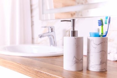 Modern bir banyoda kişisel hijyen ürünleri. 