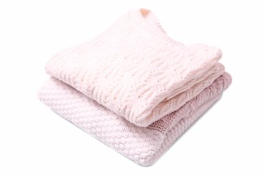 Beyaz arka planda izole edilmiş iki kadın fabrikası sıcak süveteri..