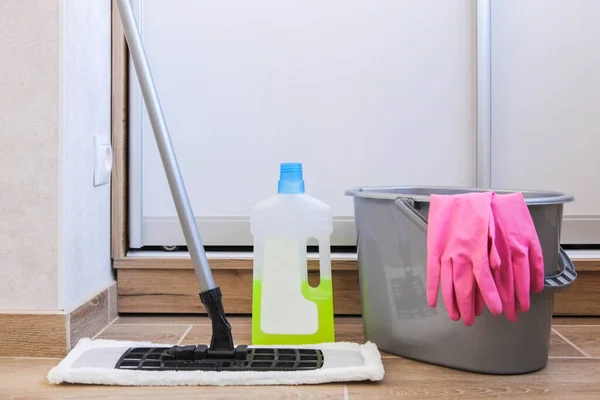 Ferramentas Para Limpar Chão Contra Fundo Guarda Roupa — Fotografia de Stock