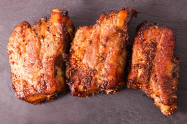 Pişmiş domuz pirzolası..