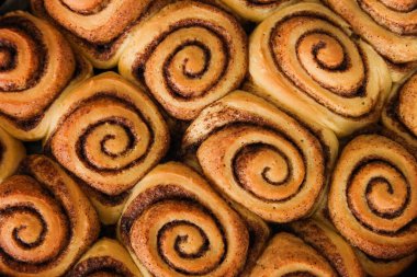 Tarçınlı taze tarçınlı çörekler.