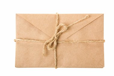 Beyaz izole arkaplanda iple bağlanmış harfler için zarf