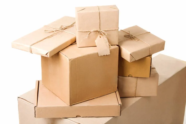 Beyaz Izole Arkaplanda Halatla Bağlanmış Karton Kutular Paketler — Stok fotoğraf