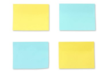 Beyaz bir arka plan üzerinde izole renkli kağıt etiketleri