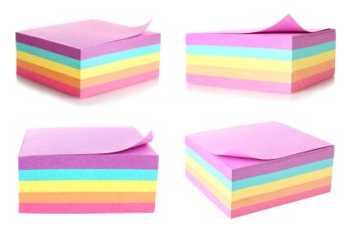 Beyaz arkaplan kolajına izole edilmiş renkli kağıt etiketleri