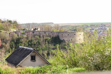 Eski harabe şato bir bahar günü tepede.
