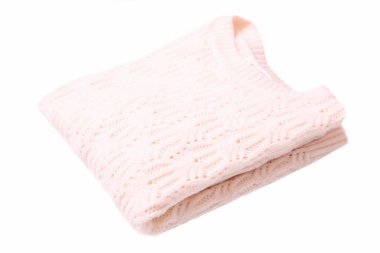 Beyaz arka planda izole edilmiş kadın bej süveteri.