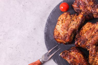 Gri arka planda ızgara domuz pirzolası. Barbekü.