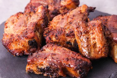 Gri arka planda ızgara domuz pirzolası. Barbekü.