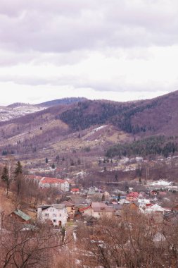 Karpat Dağları 'ndaki şehir. Doğa manzarası. Turizm.