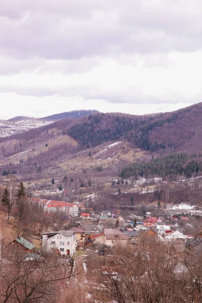 Karpat Dağları 'ndaki şehir. Doğa manzarası. Turizm.
