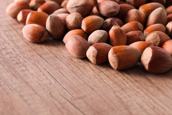 Lískové Ořechy Skořápce Hnědém Dřevěném Pozadí — Stock fotografie
