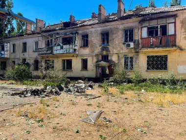 Roket saldırısından sonra evleri yıktılar. Rusya 'nın Ukrayna ile savaşı.