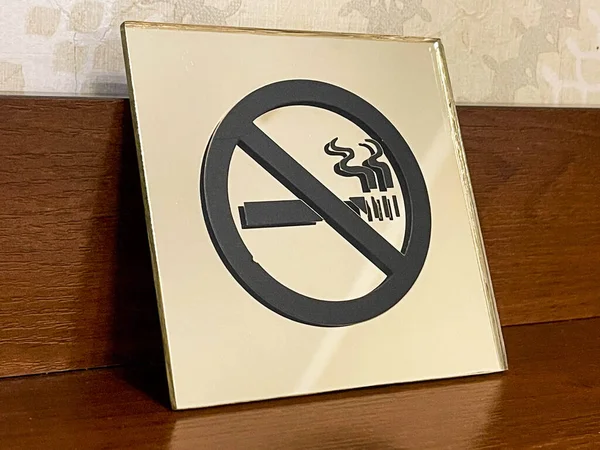 Smoking Sign Hotel Wooden Table — Foto Stock